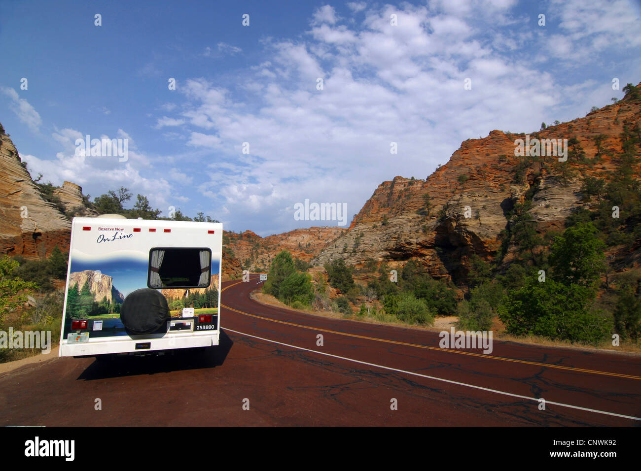 Motor Caravan avec une photo de paysage idyllique rock debout à une route à travers l'environnement similaire, USA, Utah, Zion National Park Banque D'Images