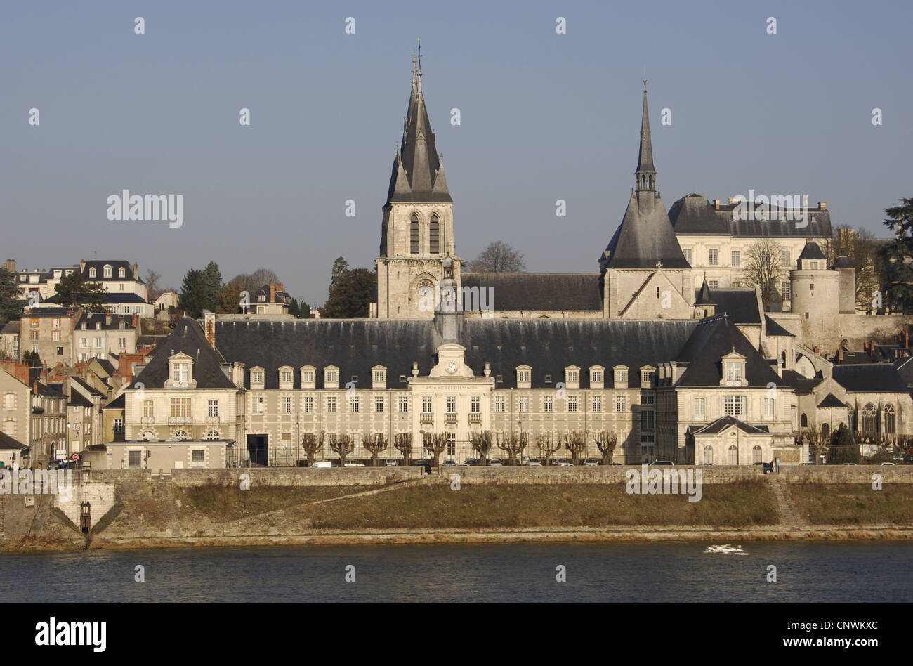 La France. Blois. Église de Saint-nicolas sur les rives de la Loire. Il a été construit à partir de 1138 jusqu'au XIII siècle. Banque D'Images