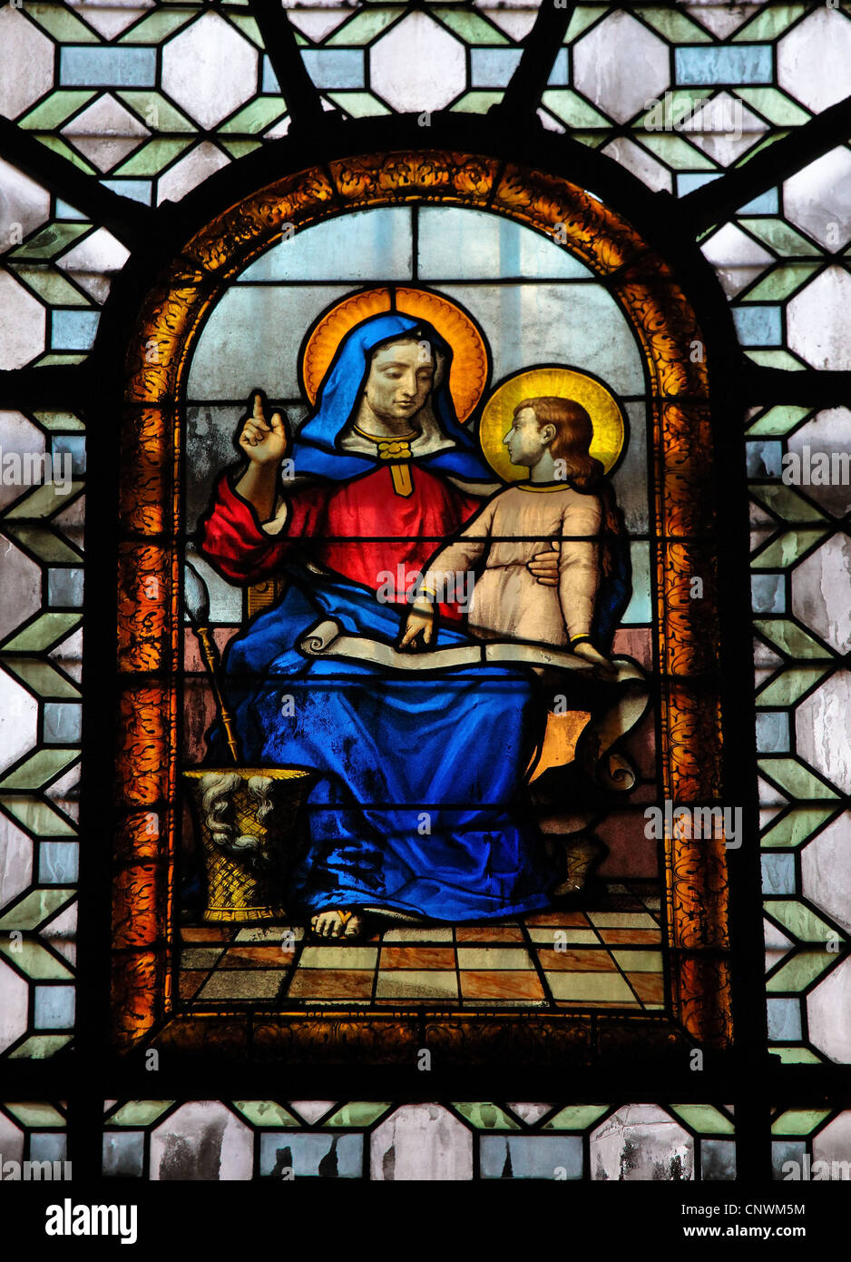 Saint Anna. Vitrail dans l'église Saint Sulpice à Paris, France. Banque D'Images