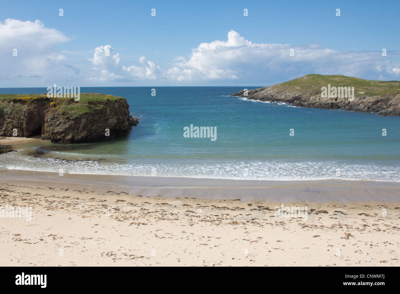 Des eaux bleu azur de la baie de câble, au large de l'Anglesey Sentier du littoral, sur une journée ensoleillée d'avril. Banque D'Images