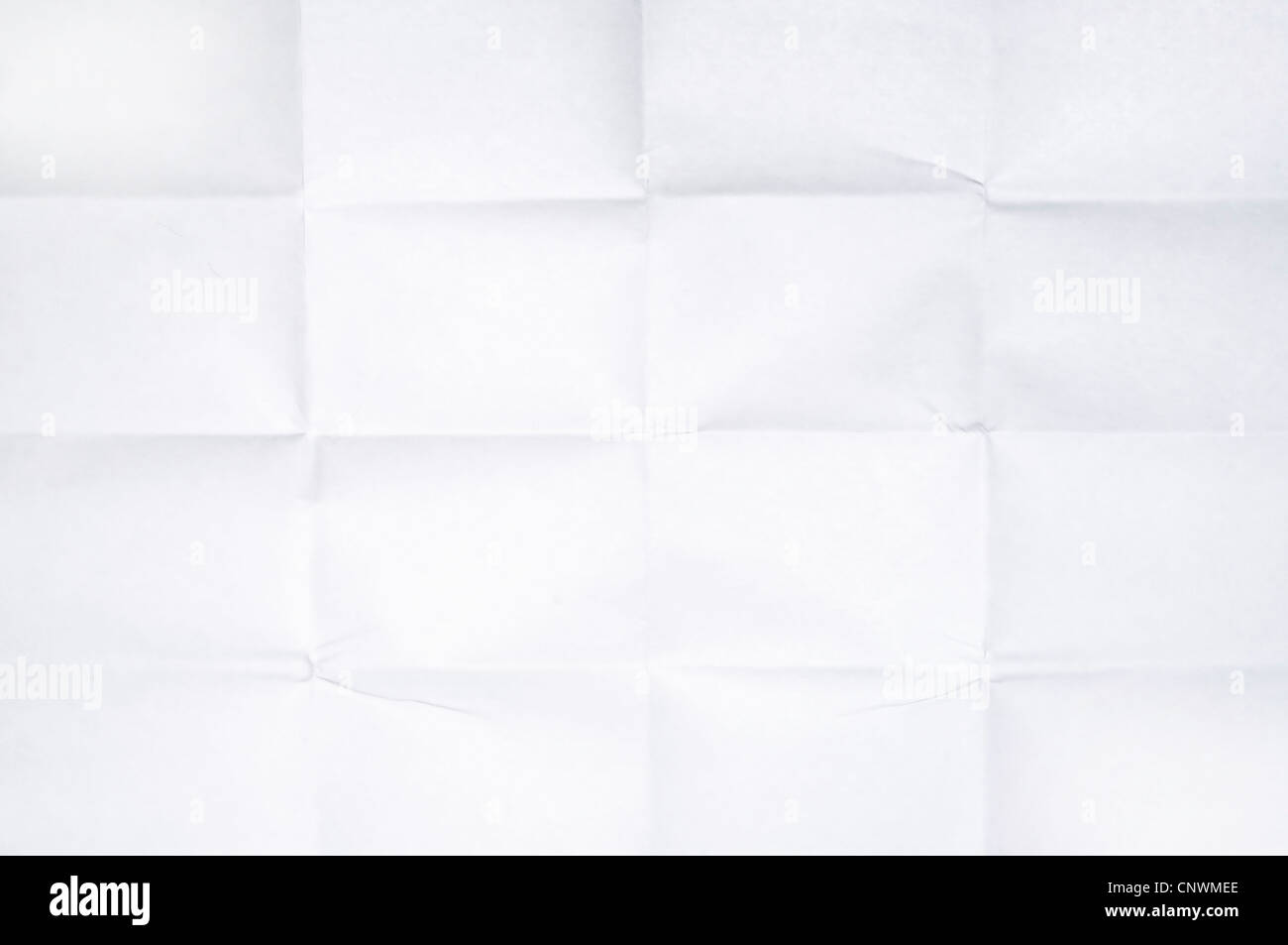 Un fond plié texturé feuille de papier blanc pour la conception de vos besoins. Banque D'Images
