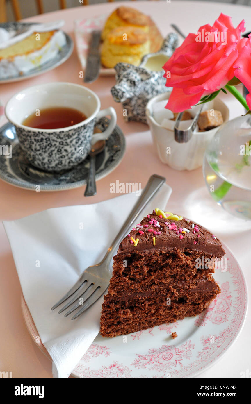 Gâteau au chocolat au thé de l'après-midi - Haut plateau de Highgate magasin de thé, London, England, UK Banque D'Images