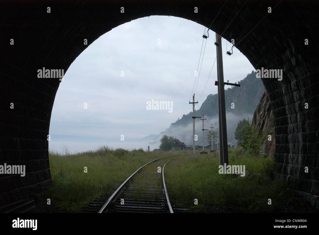 Tunnel de chemin de fer sur l'Circum-Baikal Railway, la partie historique de chemin de fer transsibérien, sur le lac Baïkal, en Russie. Banque D'Images