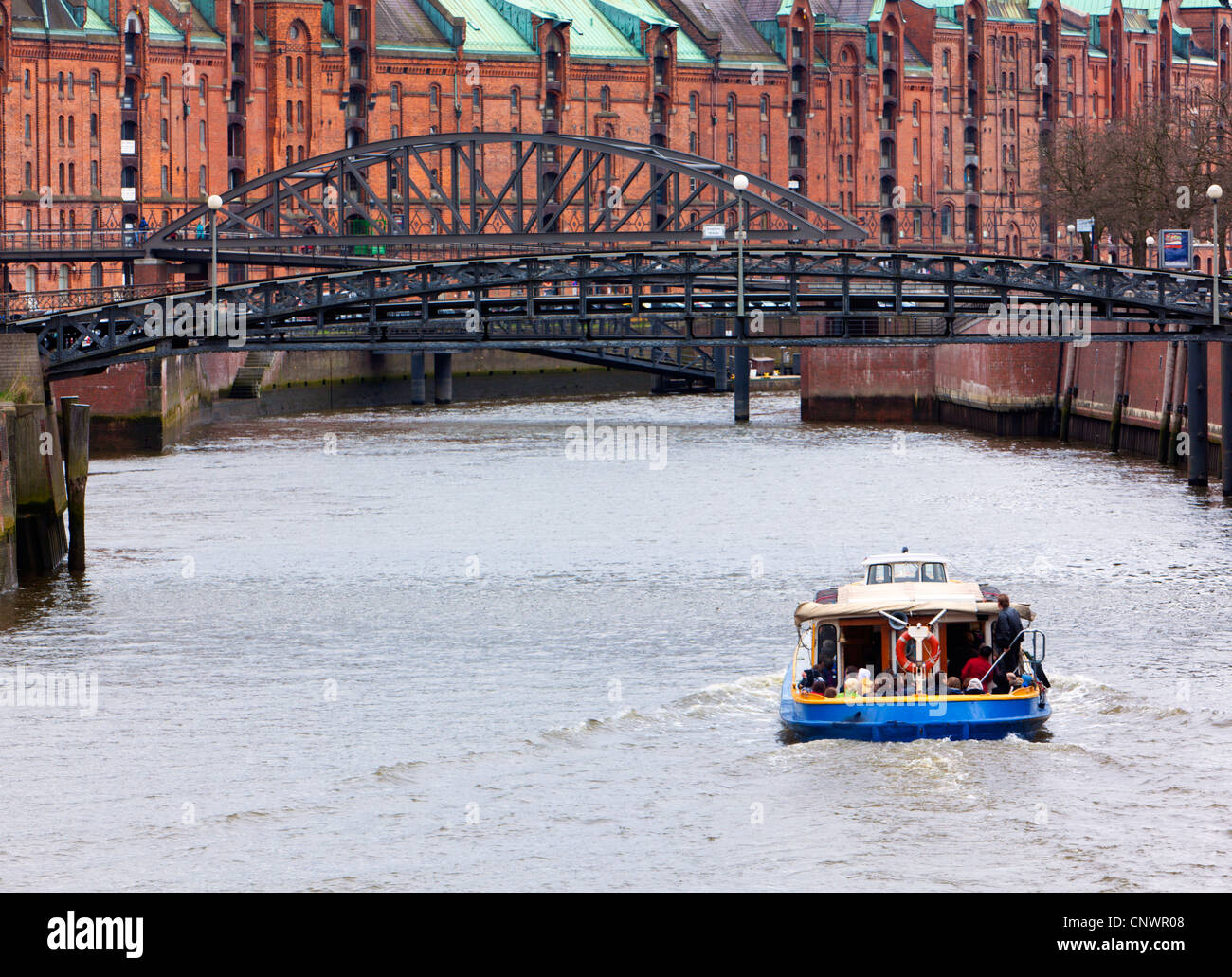 Visite du port bateau sur un canal à l'historique d'entrepôts Speicherstadt Hamburg Banque D'Images