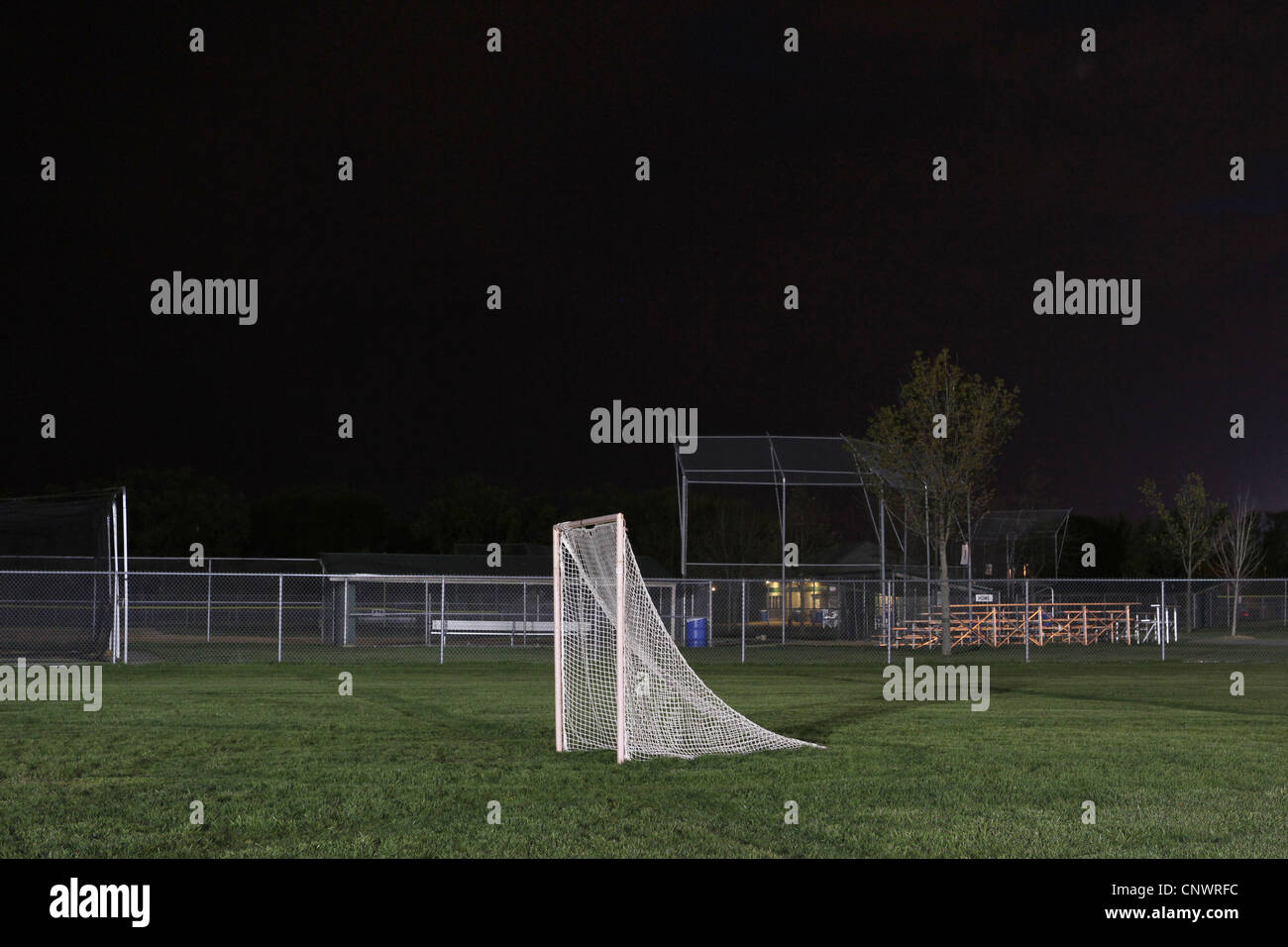 Un but de soccer éclairés dans un vide sombre, terrain de soccer. Banque D'Images