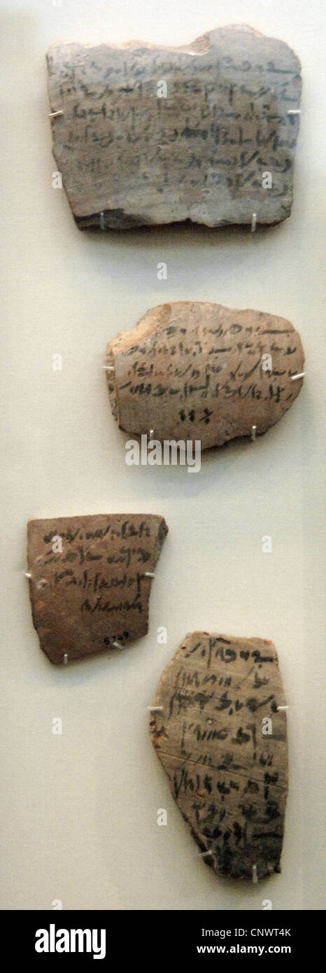 Céramique égyptiens démotiques ostraca en script avec des références à la momification et l'inhumation. Époque ptolémaïque. Banque D'Images