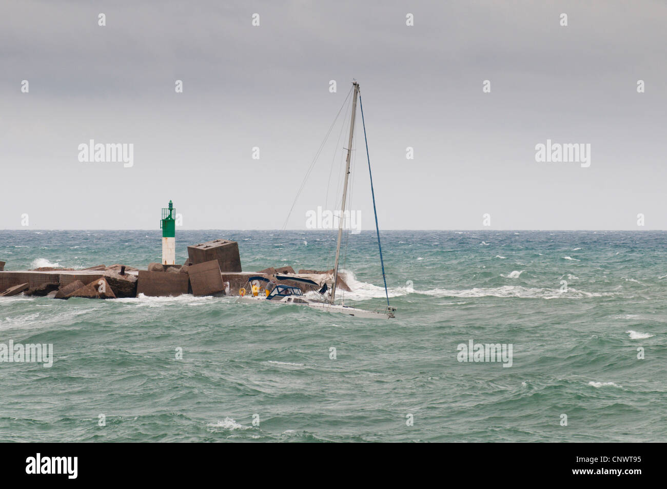 Voilier à ondes de tempête, en face de brise-lames avec Beacon, France, Languedoc-Roussillon, Ste Banque D'Images