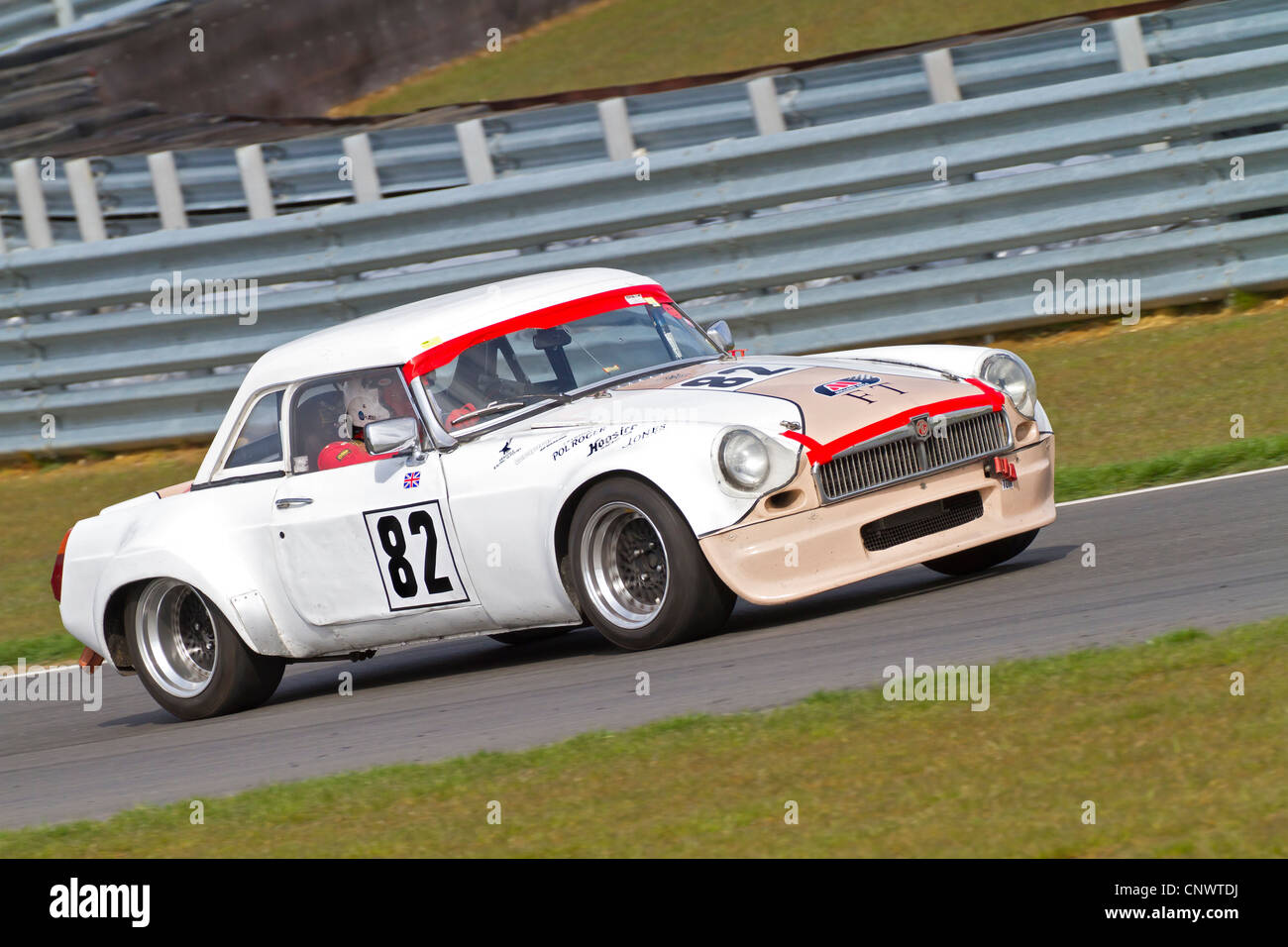 1974 MGB V8 avec chauffeur Andrew Riley lors de la SCLC HVRA V8 race de Snetterton, Norfolk, Royaume-Uni. Banque D'Images