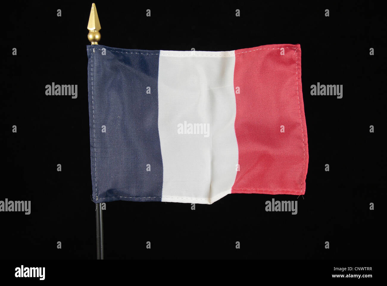 Le drapeau national de la France sur un fond noir. Banque D'Images