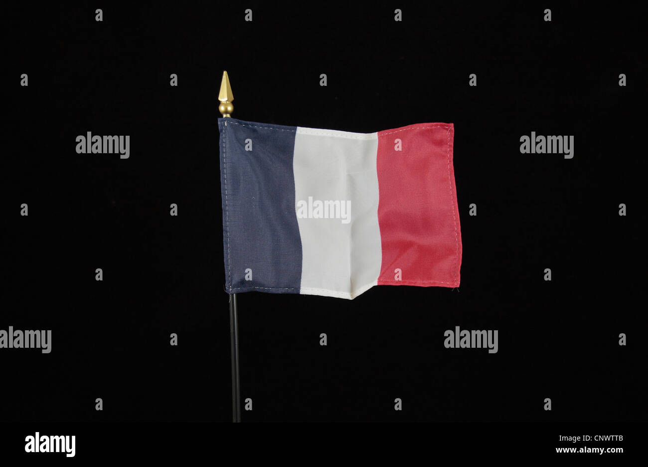 Le drapeau national de la France sur un fond noir. Banque D'Images