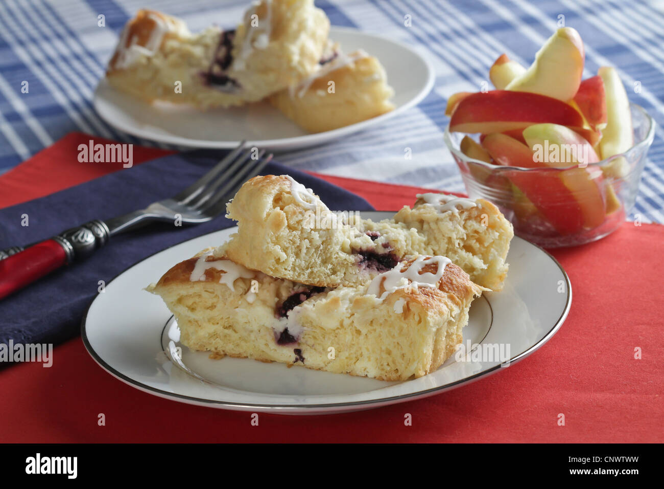 Réglage d'un petit déjeuner de pain gâteau et tranches de pommes. Banque D'Images