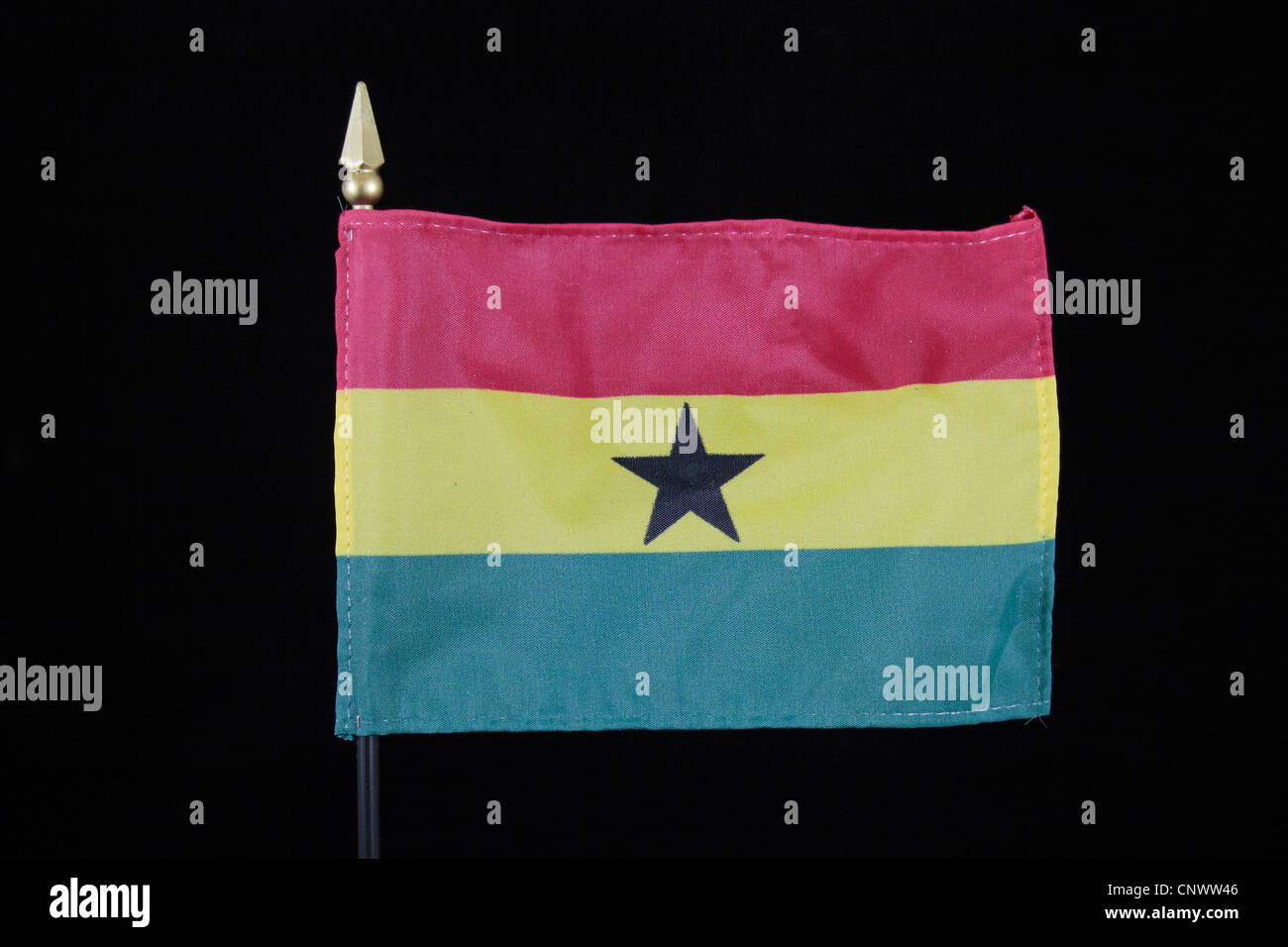 Le drapeau national de la République du Ghana sur un fond noir. Banque D'Images