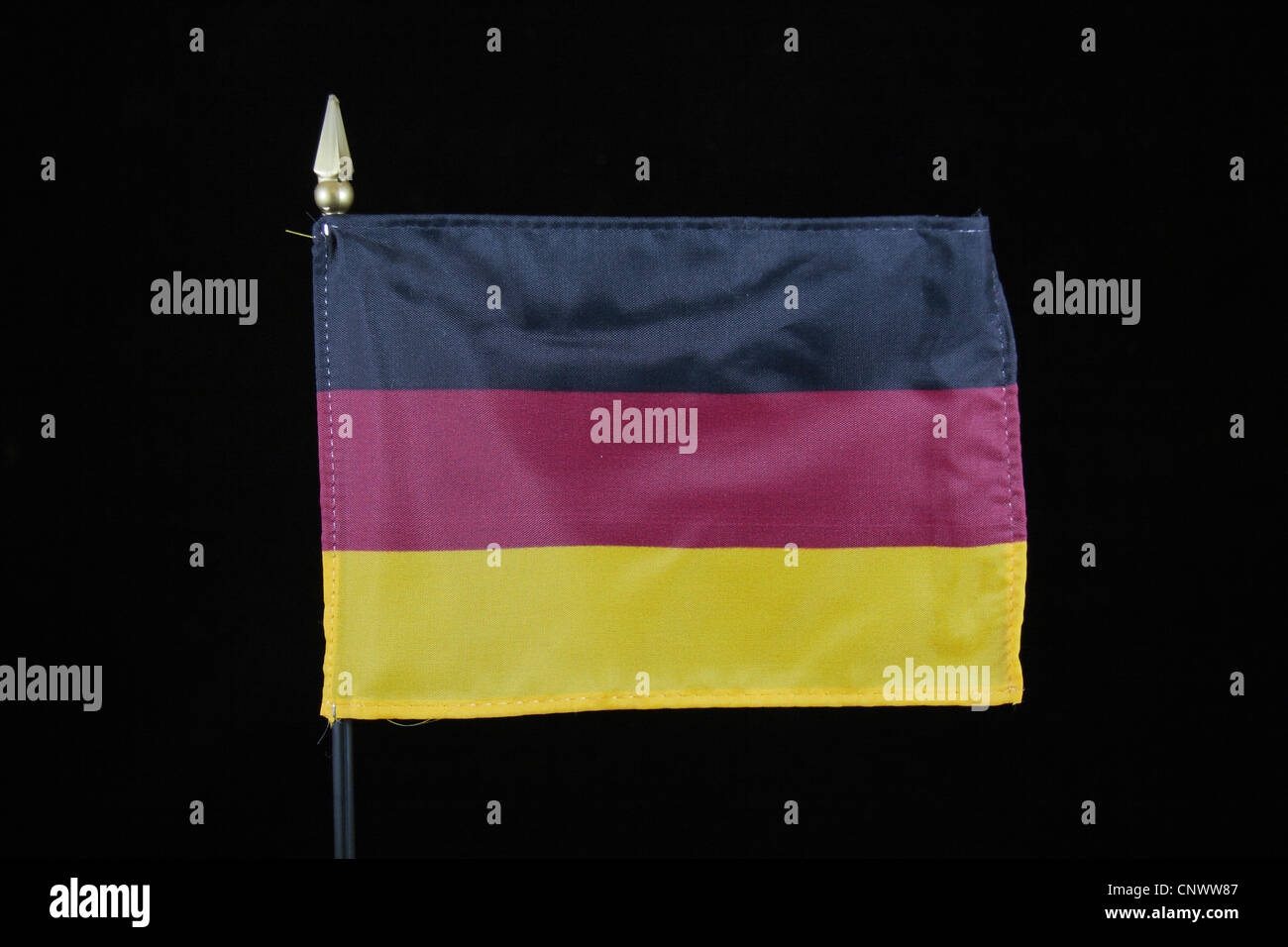 Le drapeau national de l'Allemagne sur un fond noir. Banque D'Images