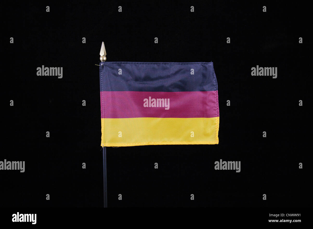 Le drapeau national de l'Allemagne sur un fond noir. Banque D'Images