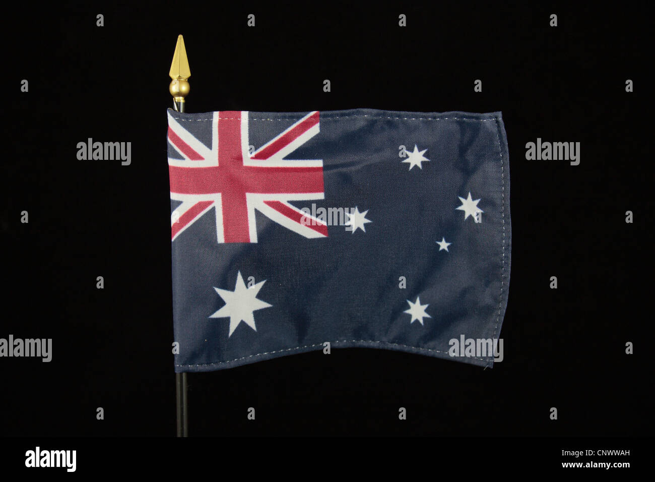 Le drapeau national de l'Australie sur un fond noir. Banque D'Images