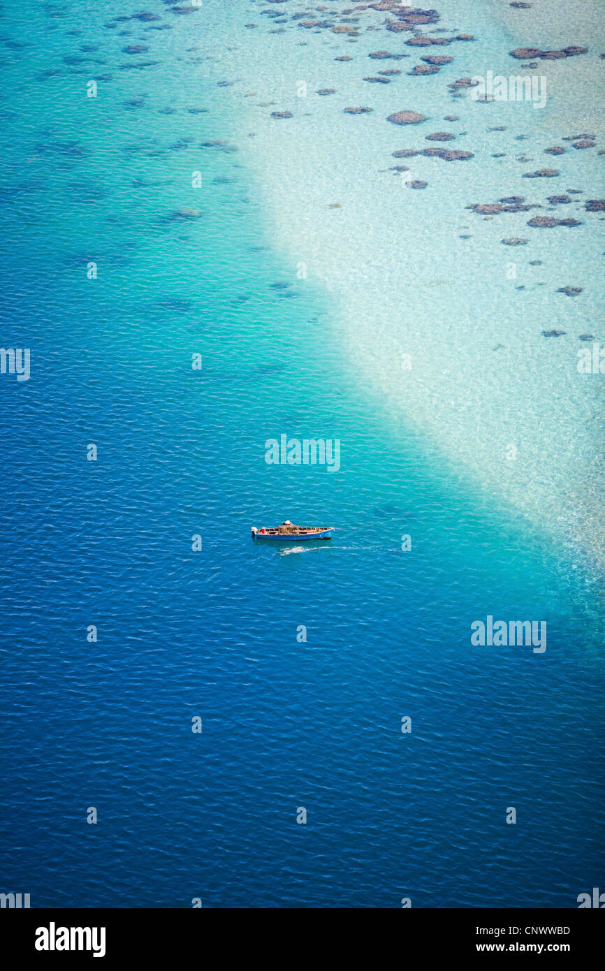 Petit bateau dans des eaux turquoise si l'océan Indien, les Maldives, l'Océan Indien Banque D'Images