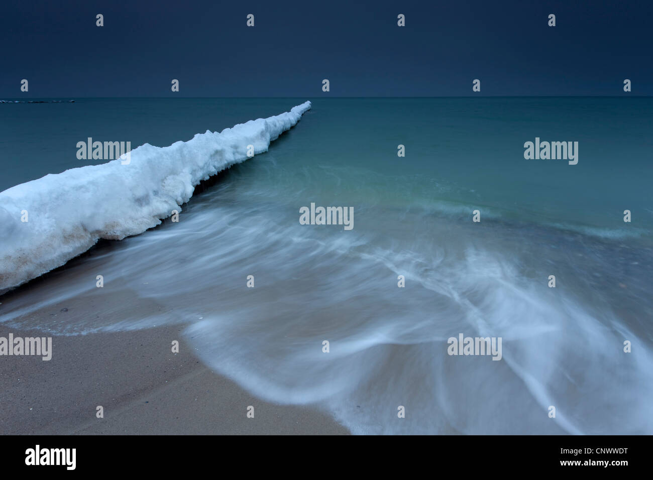 Épi couvert de neige dans la mer déchaînée, l'Allemagne, de Mecklembourg-Poméranie occidentale, Wustrow, Darss Banque D'Images