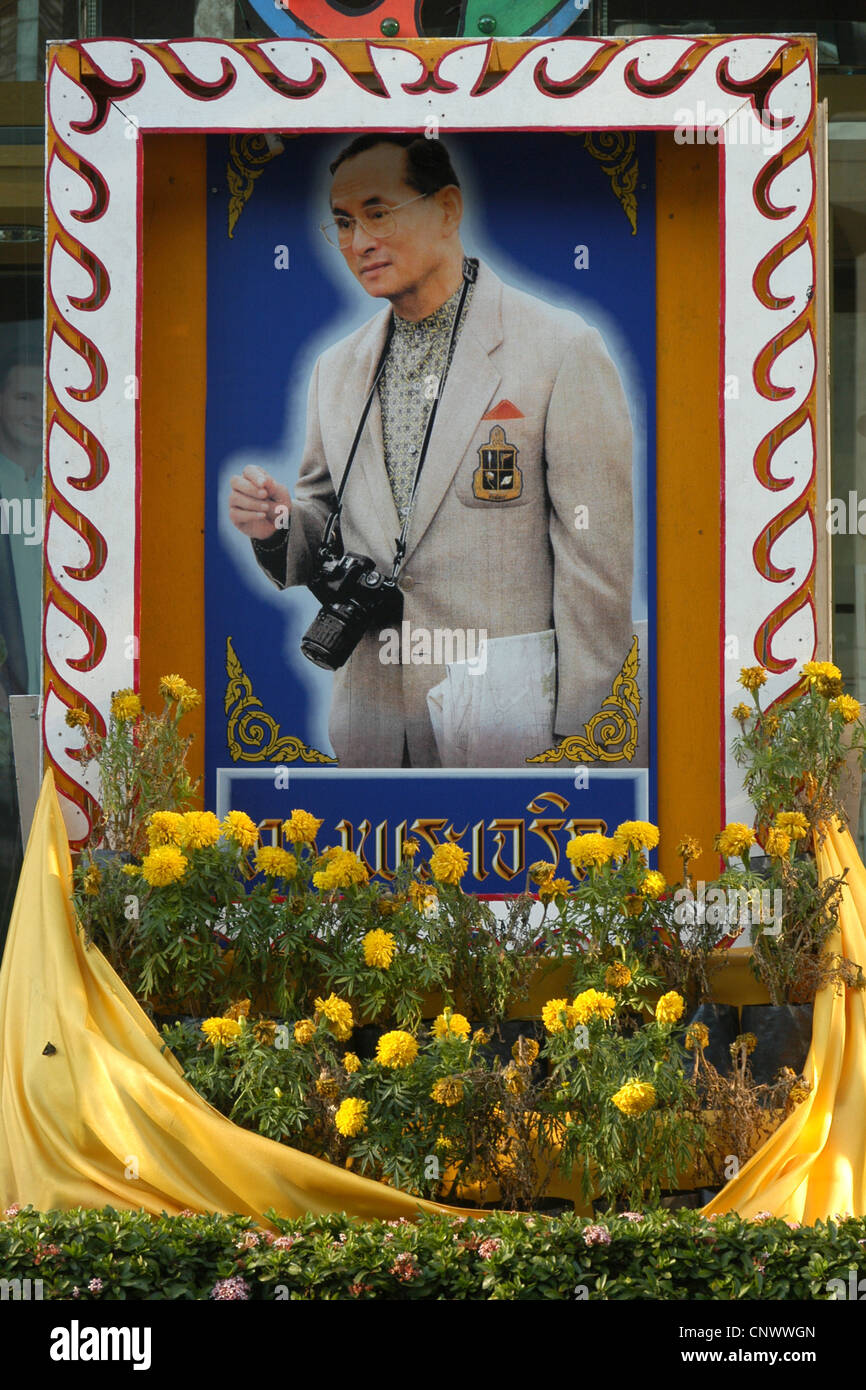 Portrait du Roi Rama IX de la Thaïlande avec un appareil photo à Bangkok, Thaïlande. Banque D'Images