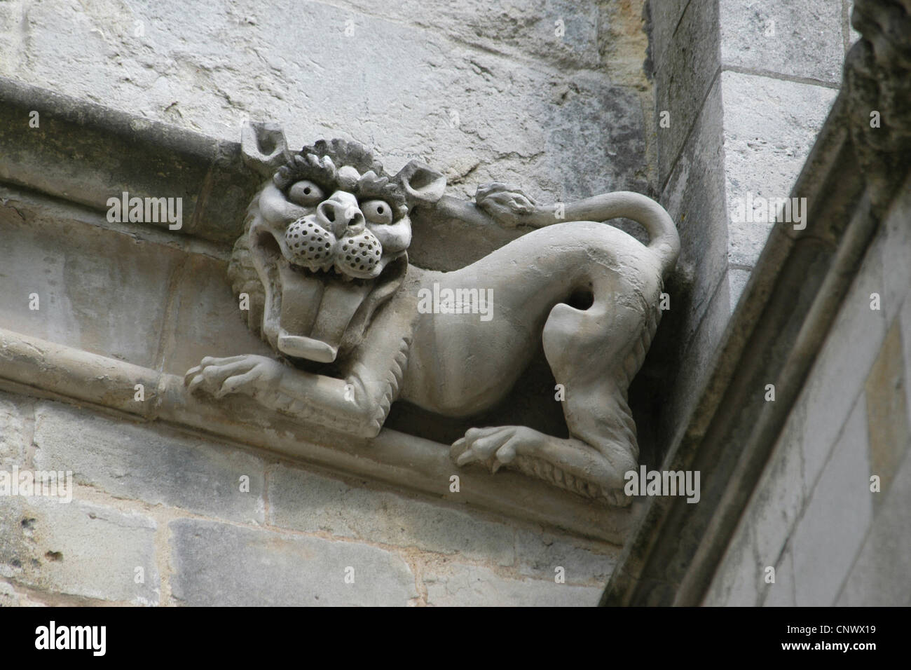 Chimère à la façade de la cathédrale de Winchester, dans le Hampshire, Angleterre du Sud-Est, Royaume-Uni. Banque D'Images