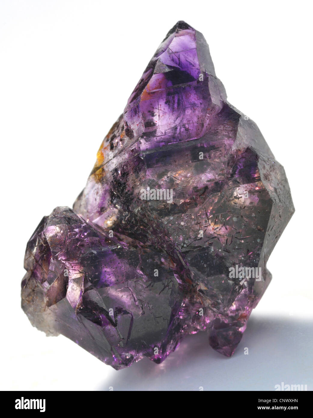 L'améthyste avec aiguilles de rutile et inclusions d'hématite Banque D'Images