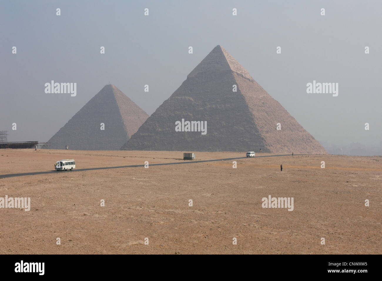 La grande pyramide de Khéops (L) et la Pyramide de Chefren (R) dans la région de Giza, Egypte. Banque D'Images