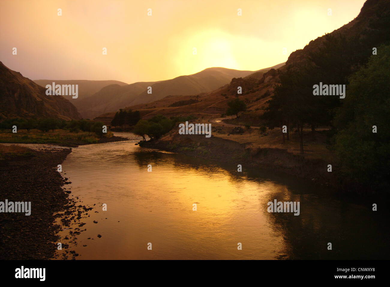 La pluie au lever du soleil à la rivière Kura, Géorgie, Caucase, Vardzia Banque D'Images