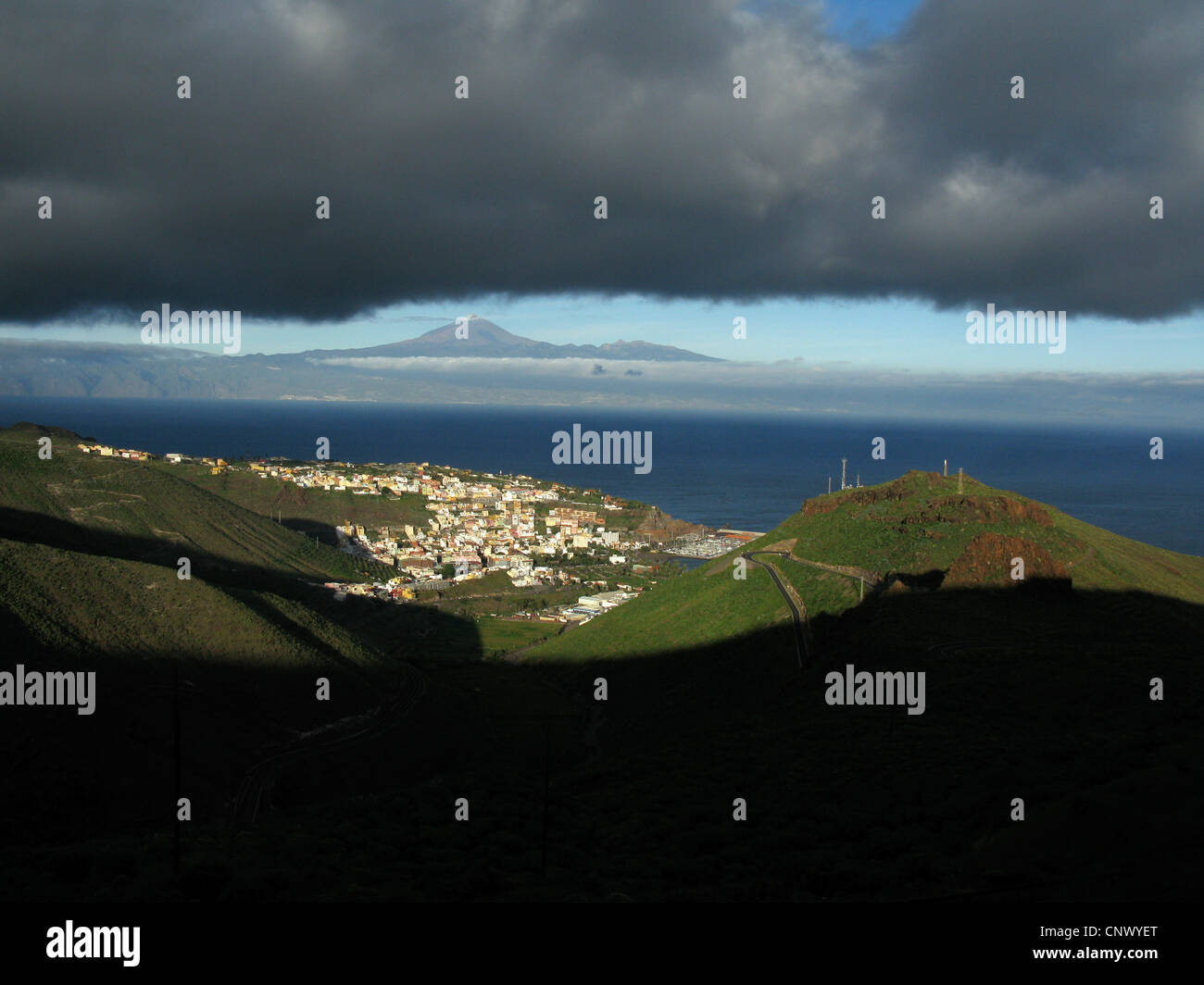Nuages noirs sur San Sebastian, Tenerife Teide avec en arrière-plan, Canaries, la Gomera, San Sebastian De La Gomera Banque D'Images