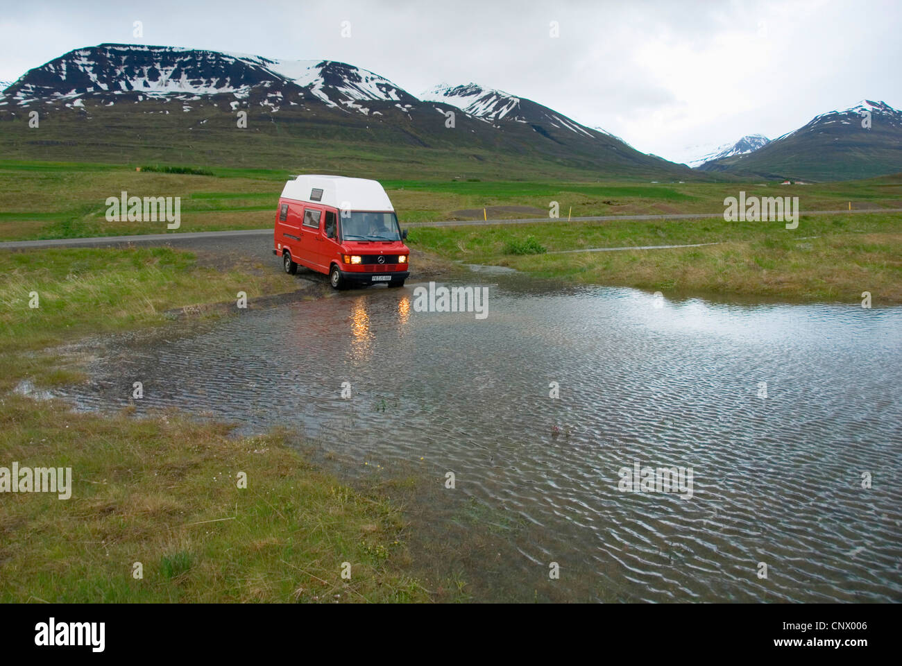 En voiture de l'eau élevé, rivière change son cours, de l'Islande Banque D'Images