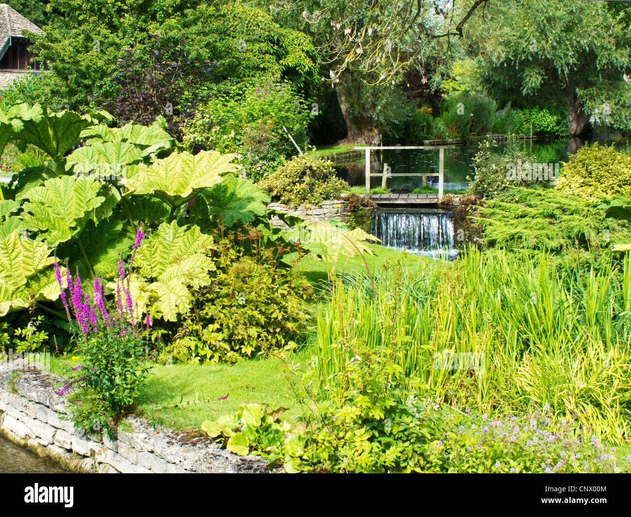 La vue depuis la route de la truite Bibury ferme dans le joli village de Cotswold Anglais Bibury Gloucestershire en Angleterre. Banque D'Images