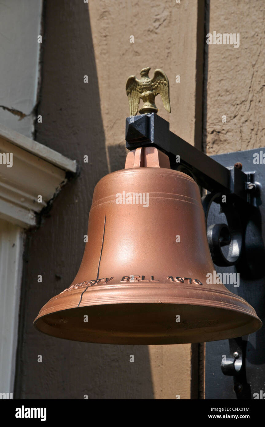 Imitation de Liberty Bell sur le mur du magasin, colporteur's Village centre de divertissement, Lahaska, Bucks County, California, USA Banque D'Images