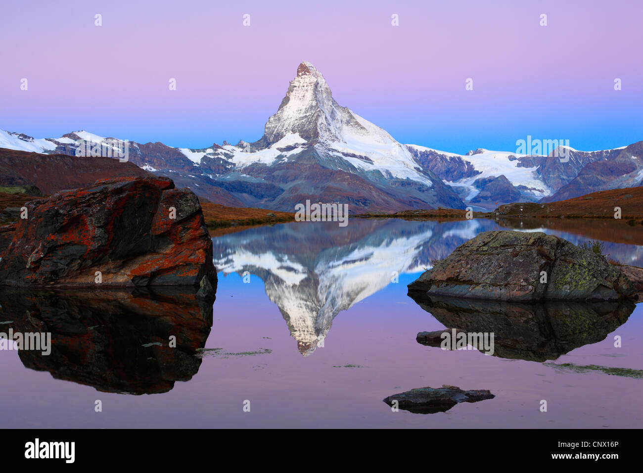 Au vue du Cervin à partir d'un lac de montagne, Suisse, Valais Banque D'Images
