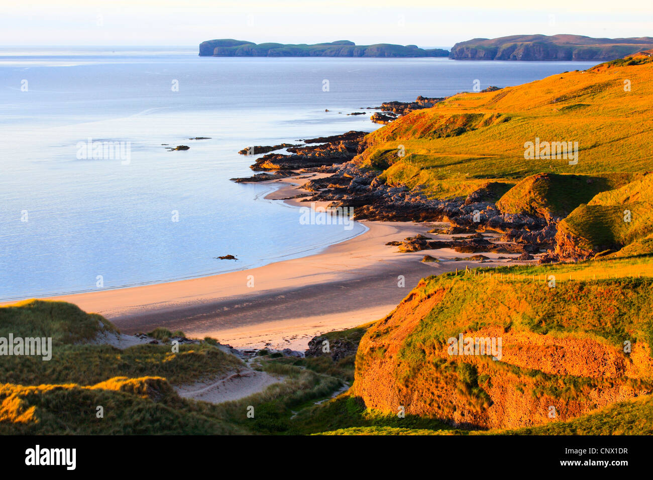 Plage de Coldbackie Bay dans la lumière du soir, Royaume-Uni, Ecosse, Sutherland Banque D'Images