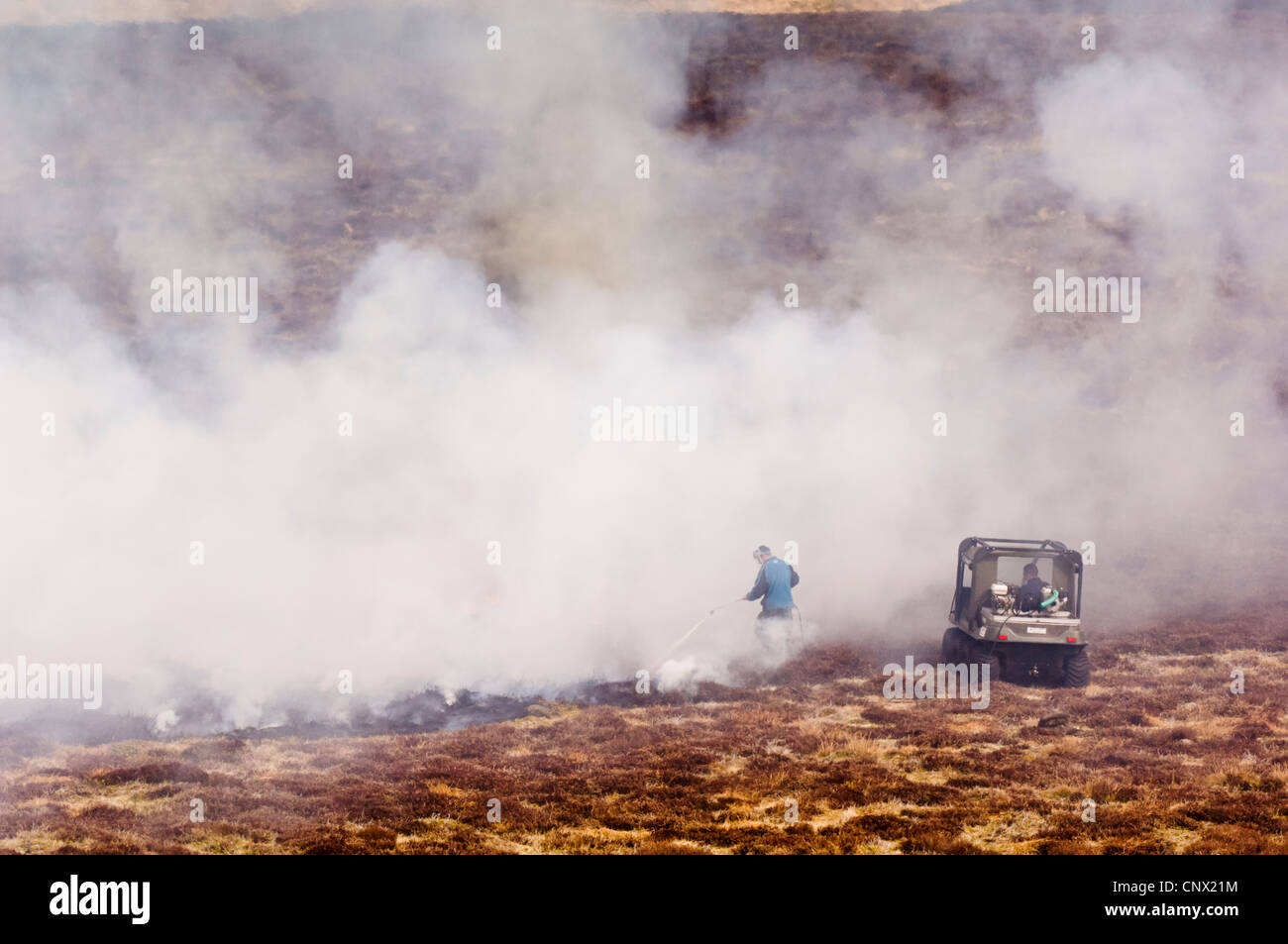 Combustion contrôlée de Heather Glen dans les Landes (Gairn Ballater) - partie de la gestion des terres de Red Grouse shooting Banque D'Images