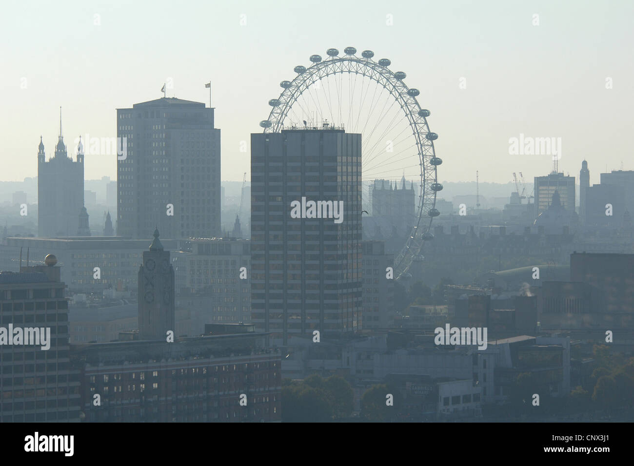 Le London Eye à Londres, Angleterre, Royaume-Uni. Vue depuis le dôme de la Cathédrale St Paul. Banque D'Images