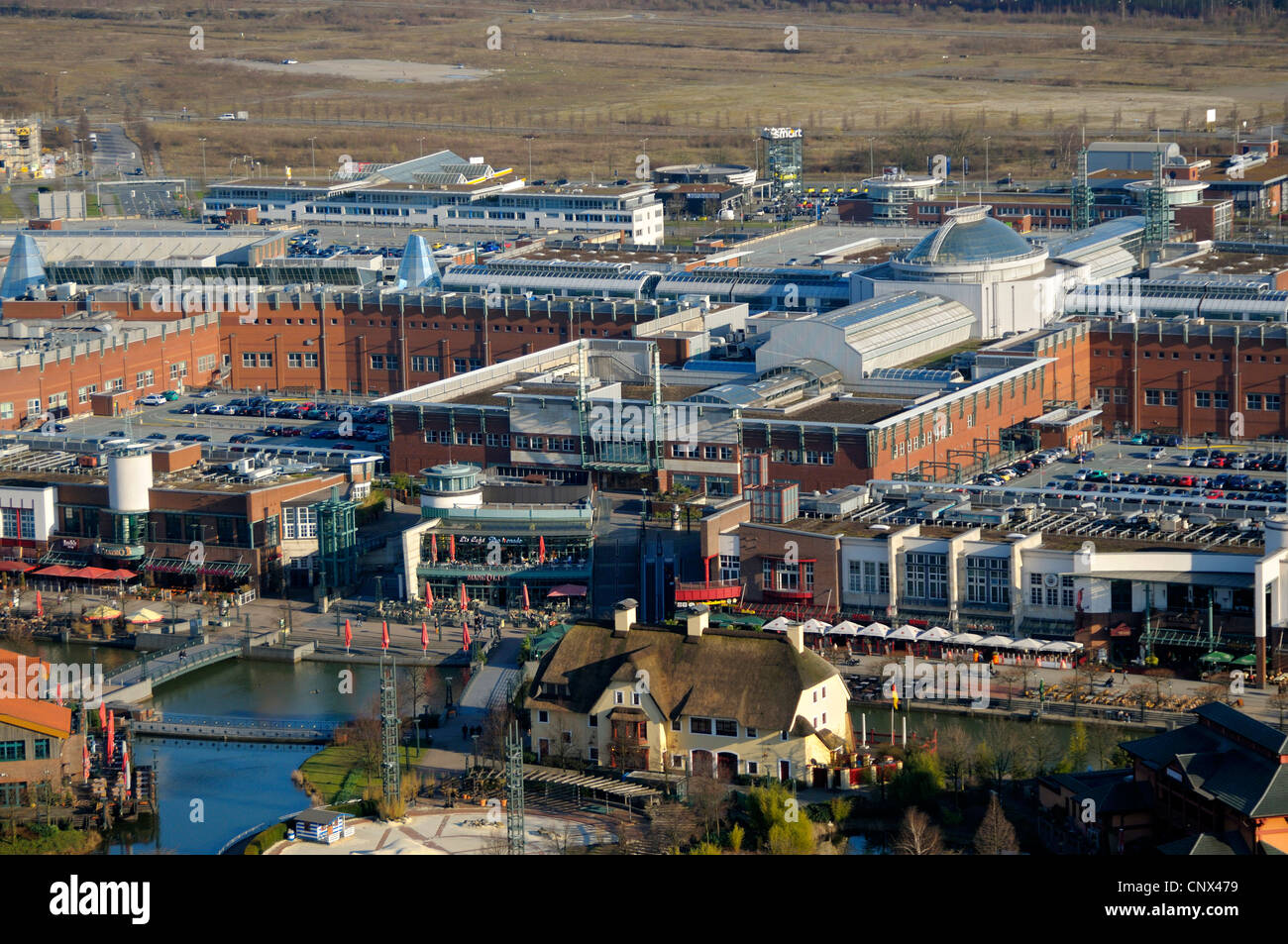 Vue du gazomètre de Oberhausen CentrO, centro, promenade dans le foregrund, Allemagne, Rhénanie du Nord-Westphalie, Ruhr, Oberhausen Banque D'Images