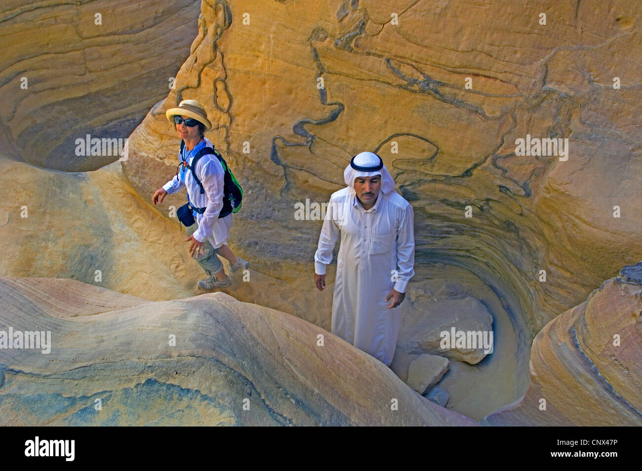 Guide bédouin et touristiques dans un canyon étroit au désert du Sinaï, Égypte, Sinaï Banque D'Images