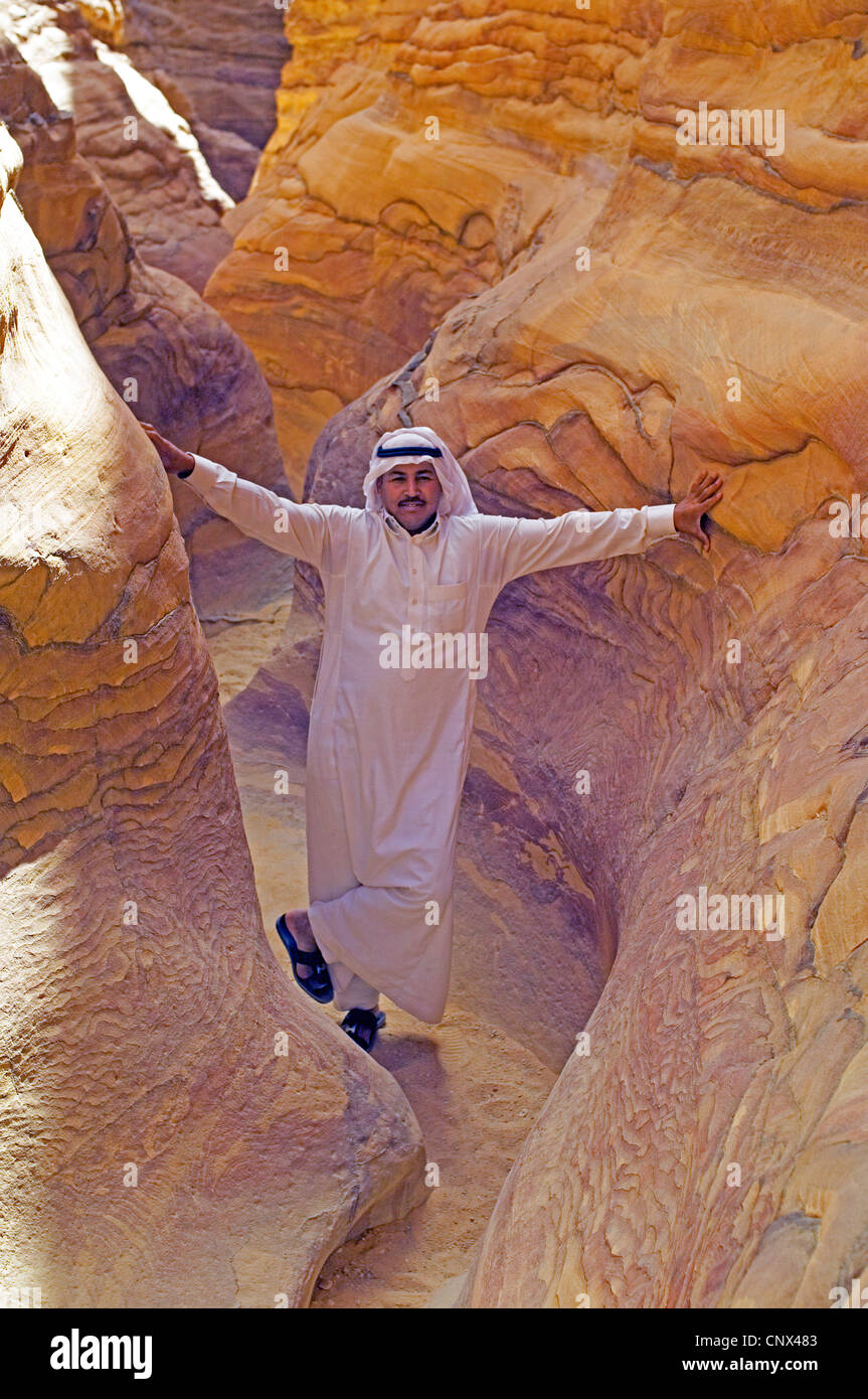 Guide bédouin et touristiques dans un canyon étroit au désert du Sinaï, Égypte, Sinaï Banque D'Images