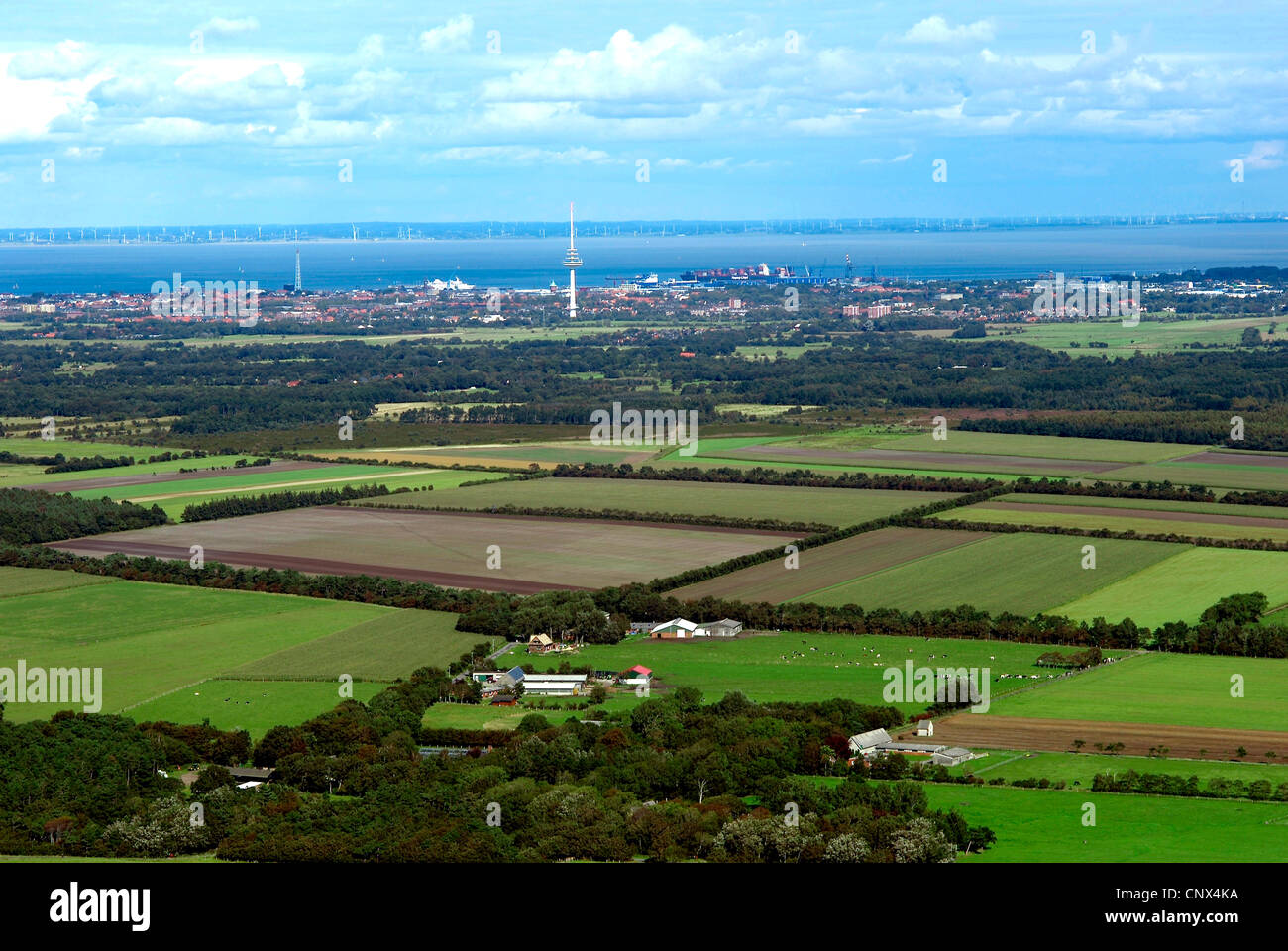 Avis de Cuxhaven, paysage culturel au premier plan la Kooge de Schleswig-Holstein en arrière-plan, l'ALLEMAGNE, Basse-Saxe, Cuxhaven Banque D'Images