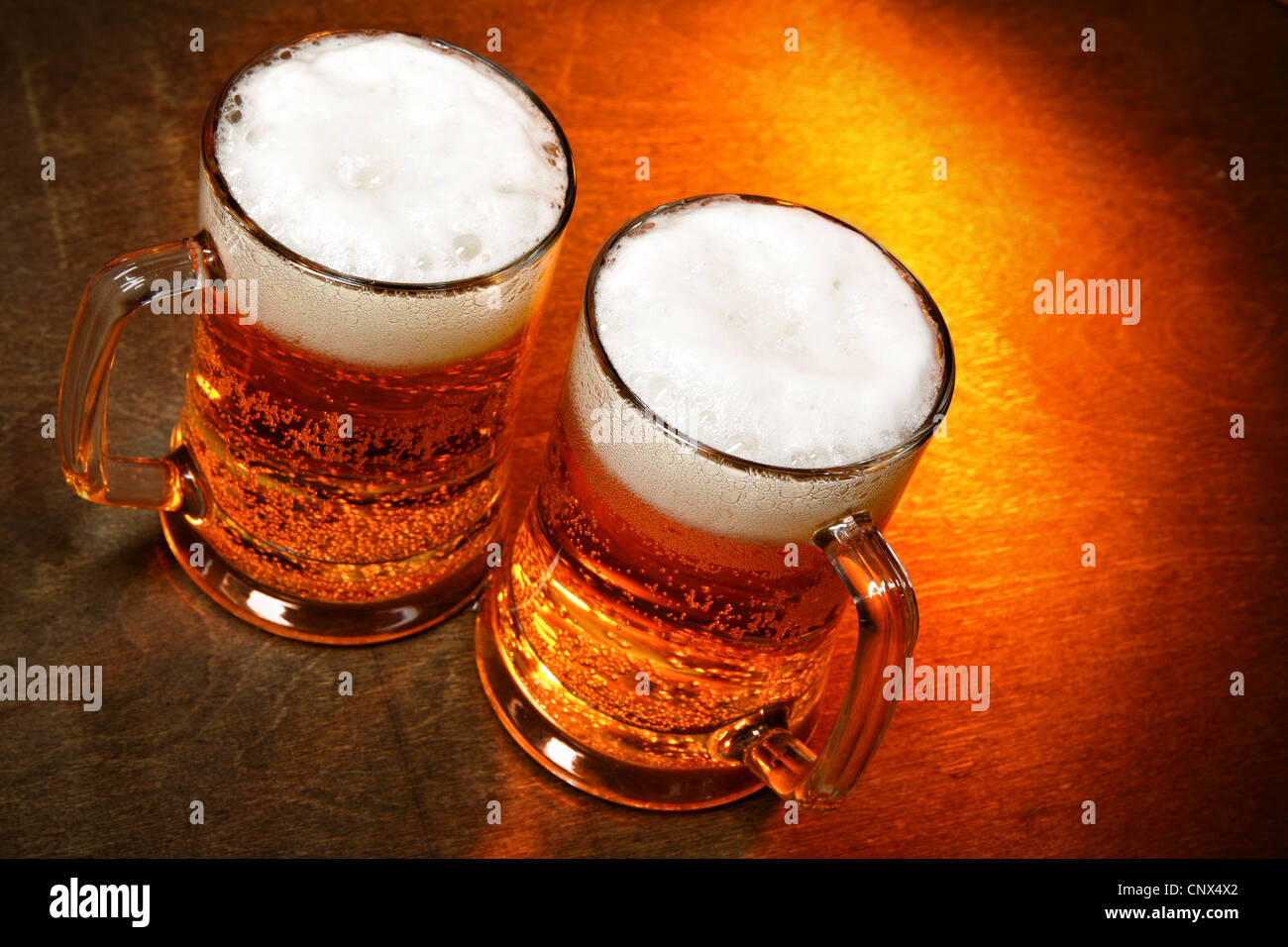 Deux verres sur la table en bois Banque D'Images