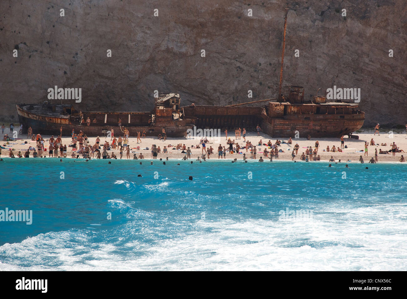 Les touristes à Navigio Baie devant ofship Panagiotis sur Ship Wreck Beach, Navavio Bay, Grèce, Zant, îles Ioniennes, Zante Banque D'Images