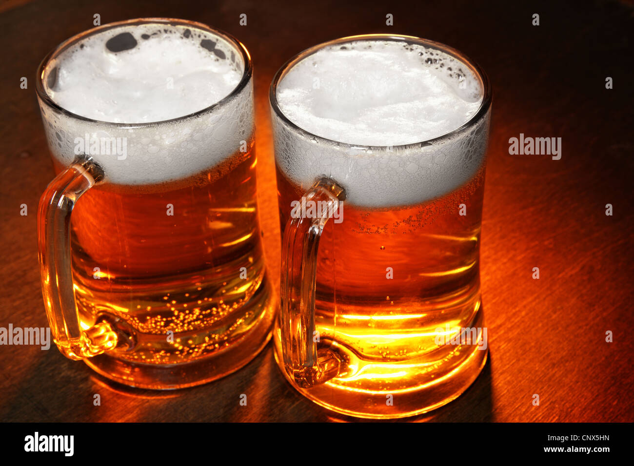 Deux verres sur la table en bois Banque D'Images