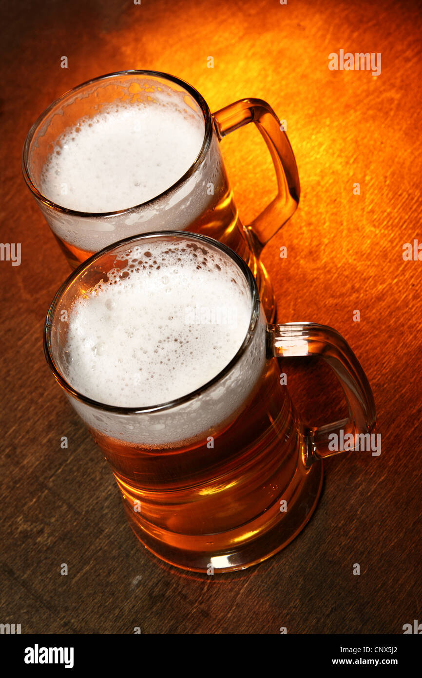 Deux verres sur la table en bois Banque D'Images