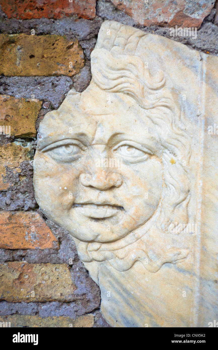 Visage de marbre à Ostie antique murale le port de la Rome antique Banque D'Images