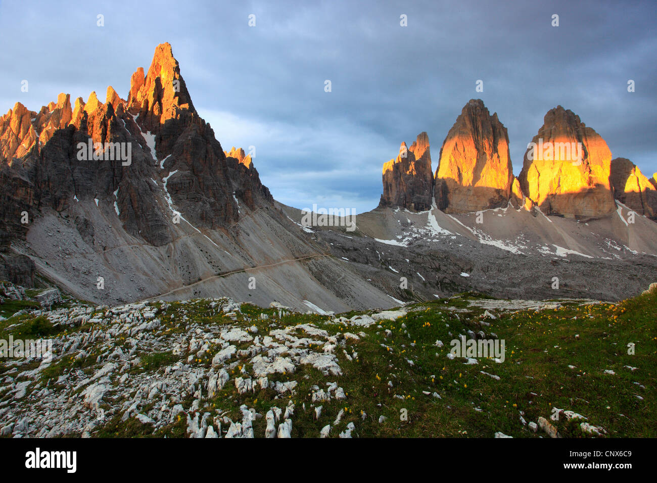 La formation des montagnes impressionnantes avec 'Paternkofel' (2744 m) et 'Le Tre Cime di Lavaredo' ('Trois Pics' / 'Grand Peak' 2999 m) dans la lumière du matin, l'Italie, le Tyrol du Sud, Dolomites Banque D'Images