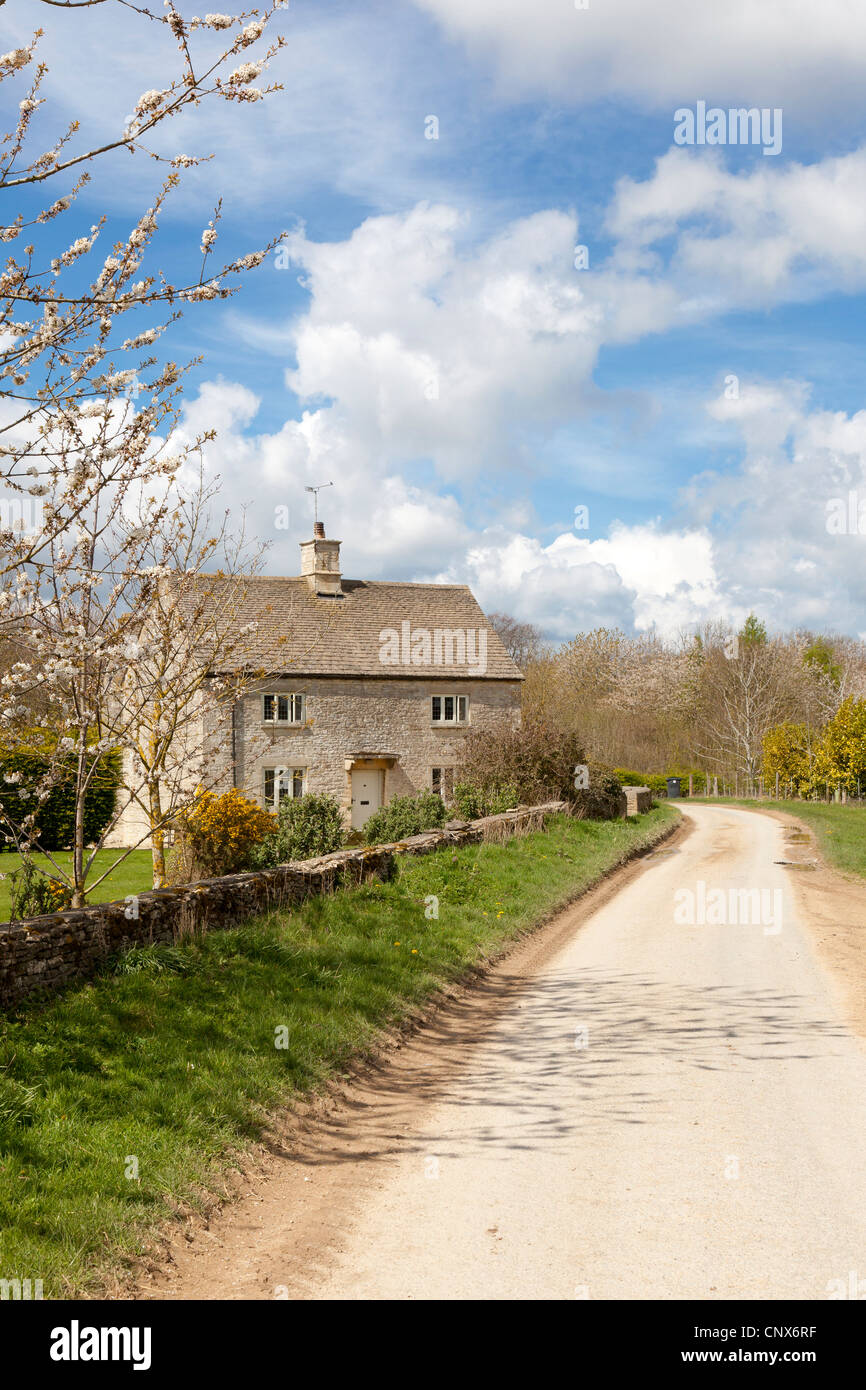 Anglais pays à la ferme à côté de Barrington Park dans le village des Cotswolds de Great Barrington, Gloucestershire Banque D'Images