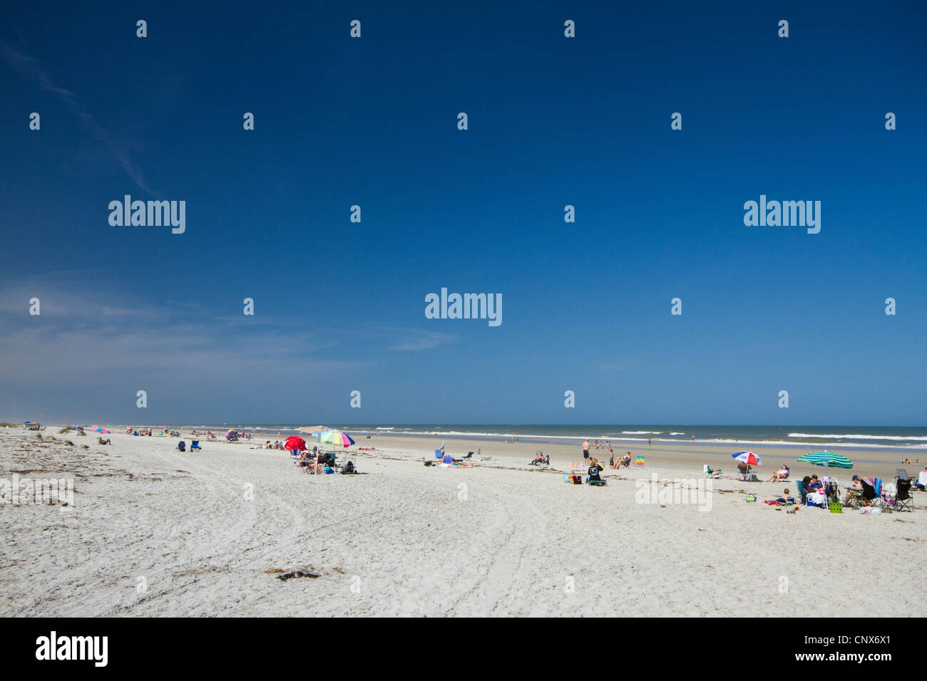 Les personnes bénéficiant d'une journée ensoleillée sur la plage à Anastasia State Park - Saint Augustin - Floride Banque D'Images