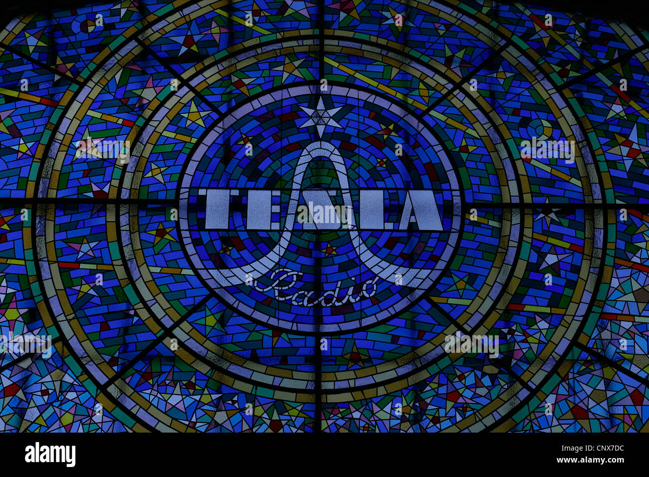 Le vitrail avec le logo de Radio Tesla dans le passage Světozor à Nové Město, Prague, République tchèque. Banque D'Images