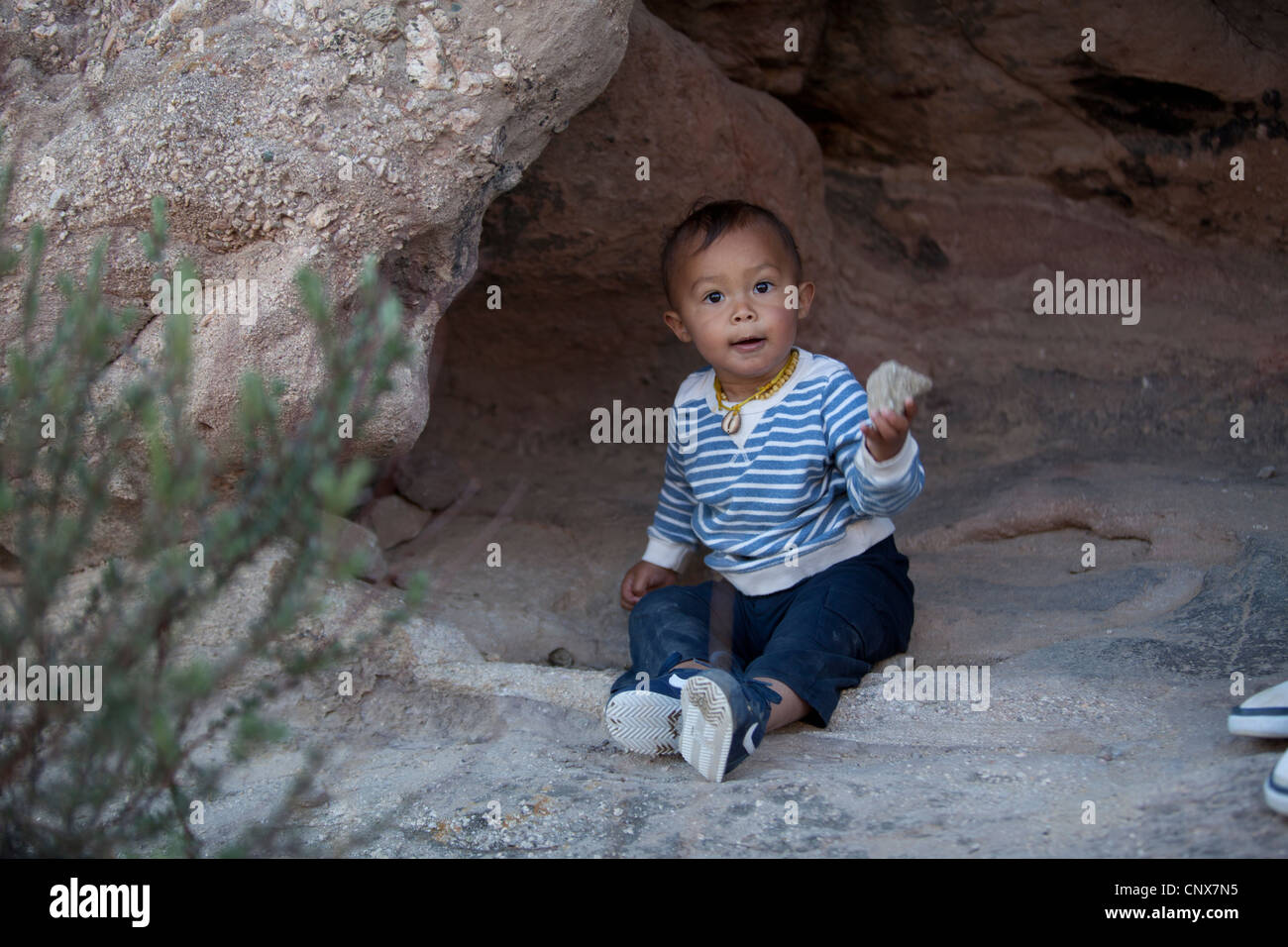 Un enfant à la découverte de roches dans le canyon Banque D'Images