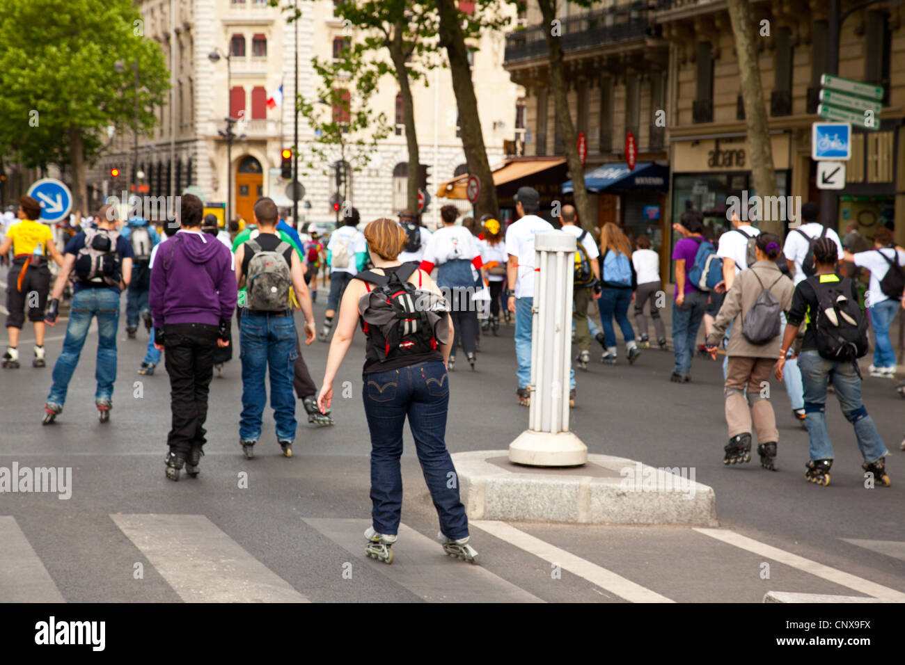 Patin en ligne et patins à roulettes en se déplaçant dans les rues de Paris un dimanche après-midi Banque D'Images