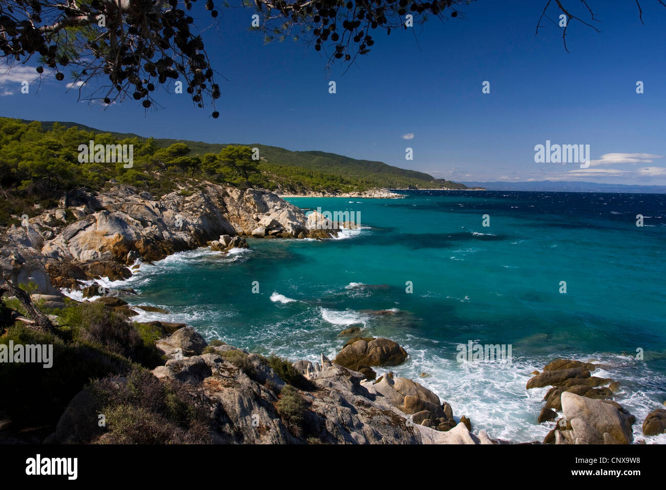 Paysage côtier à Sarti, la Grèce, la Chalcidique Banque D'Images